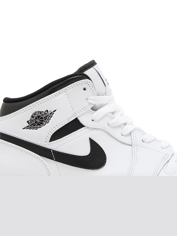 Кроссовки Air Jordan 1 Mid GS 'White Black' — изображение 2 из 4, белый