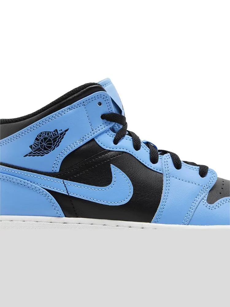 Кроссовки Air Jordan 1 Mid GS 'University Blue Black' — изображение 2 из 4, синий