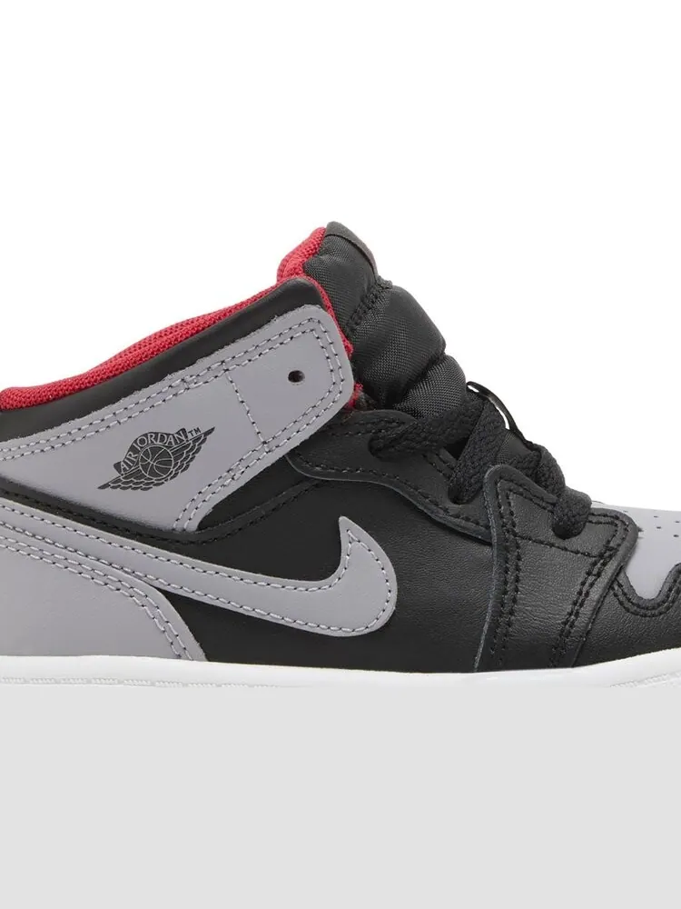 Кроссовки Air Jordan 1 Mid TD 'Bred Shadow' — изображение 2 из 4, серый