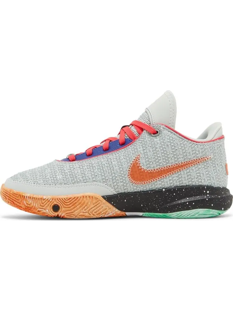 Кроссовки LeBron 20 GS 'Nike Lifer' — изображение 3 из 4, серый