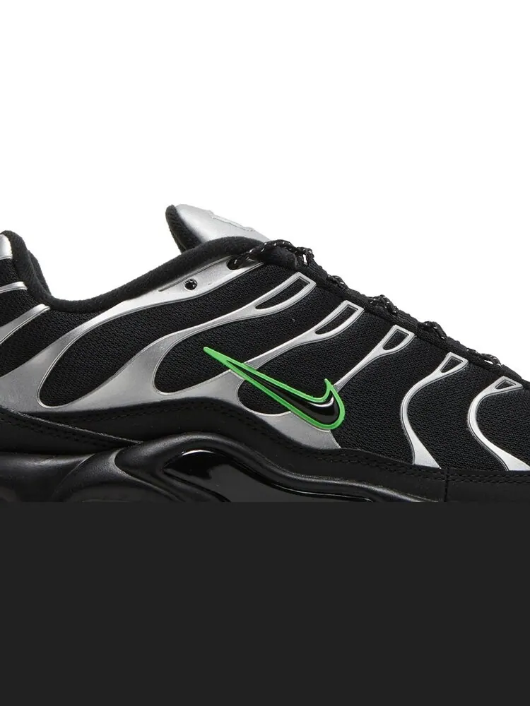 Кроссовки Nike Air Max Plus 'Black Silver Green Strike' — изображение 2 из 8, черный
