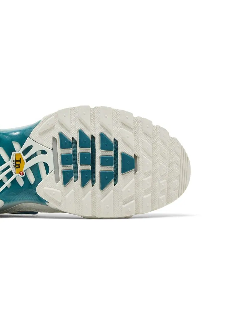 Кроссовки Nike Wmns Air Max Plus 'White Bright Spruce' — изображение 6 из 9