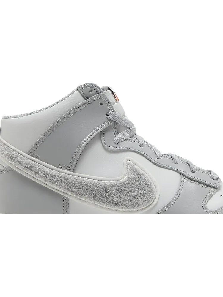 Кроссовки Nike Dunk High 'Chenille Swoosh - Light Smoke Grey' — изображение 2 из 8, серый