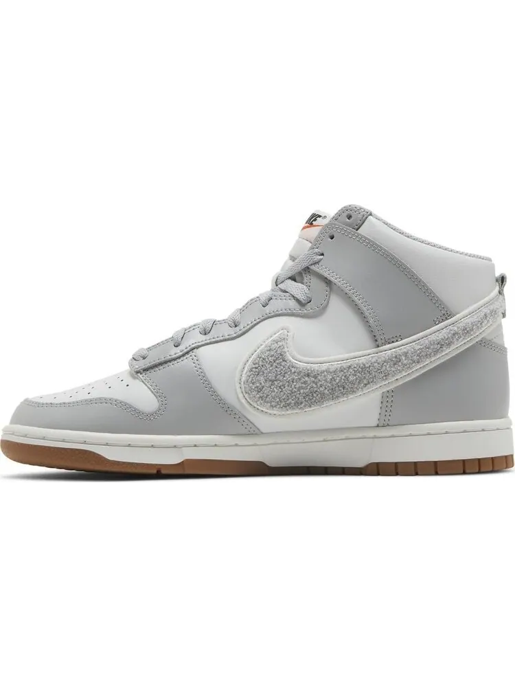 Кроссовки Nike Dunk High 'Chenille Swoosh - Light Smoke Grey' — изображение 3 из 8, серый