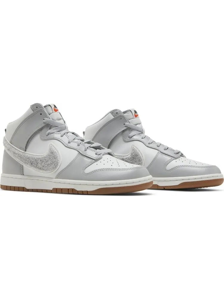 Кроссовки Nike Dunk High 'Chenille Swoosh - Light Smoke Grey' — изображение 8 из 8, серый