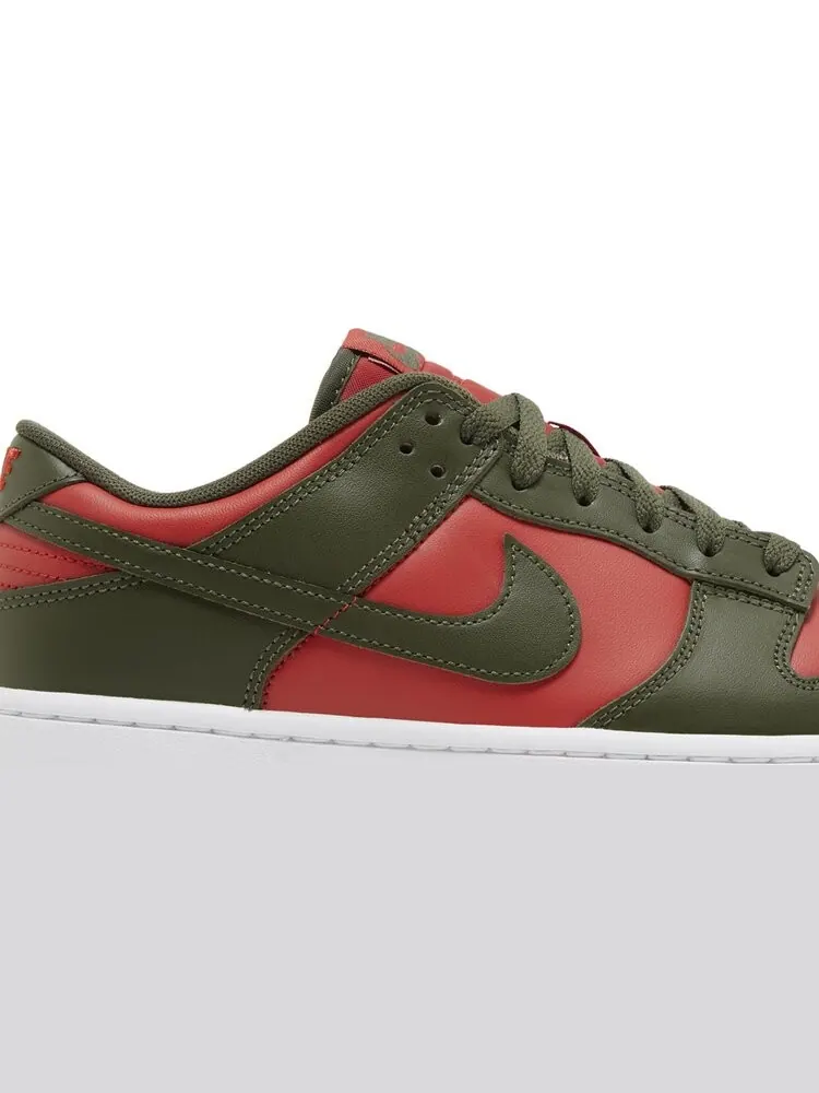 Кроссовки Dunk Low 'Cargo Khaki Mystic Red' — изображение 2 из 4, зеленый