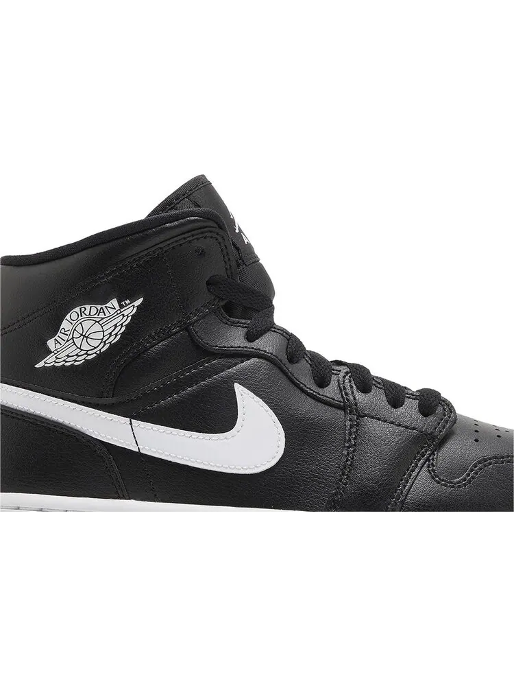 Кроссовки Wmns Air Jordan 1 Mid 'Black White' — изображение 2 из 4, черный