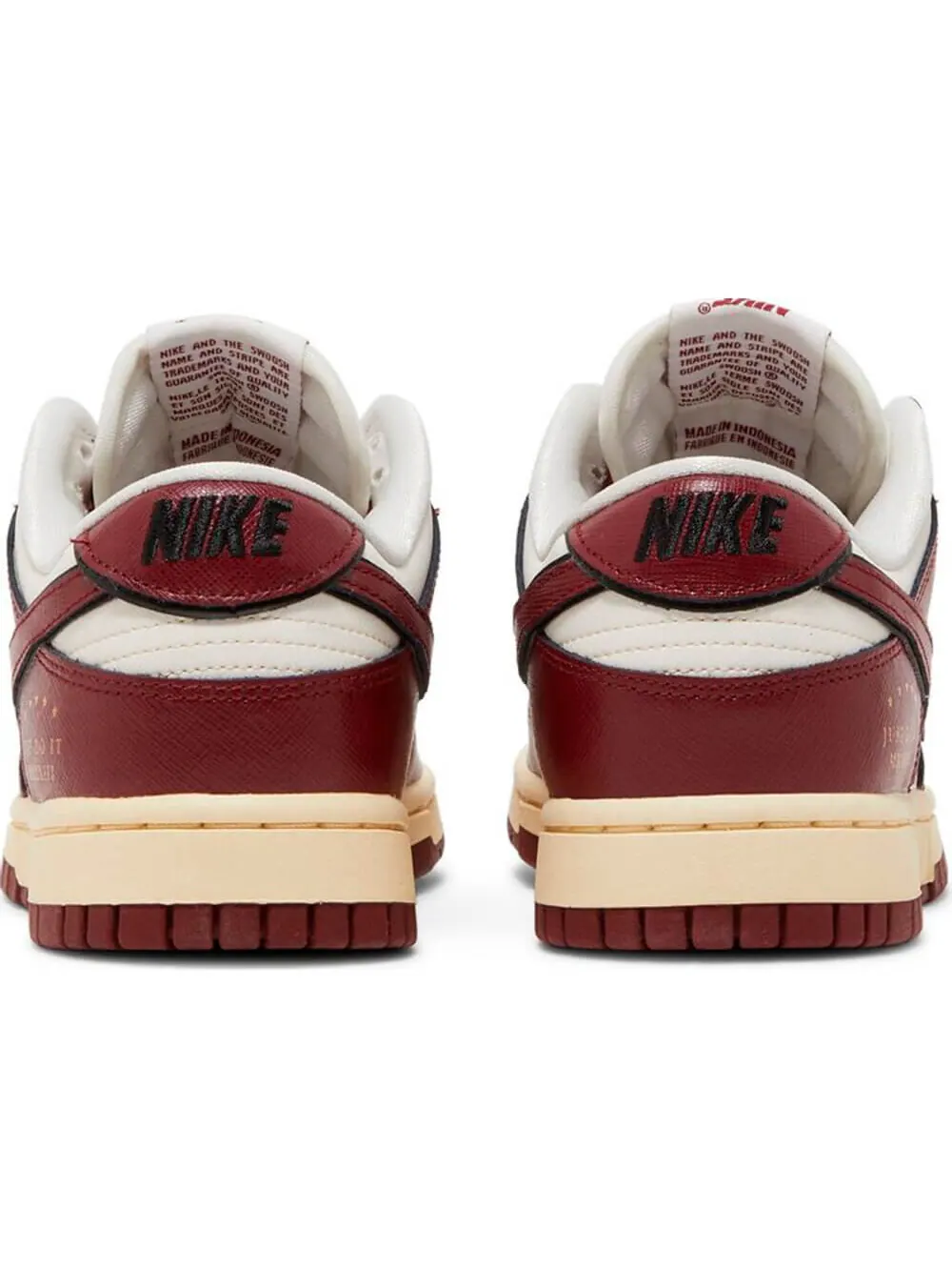 Кроссовки Wmns Dunk Low SE 'Sisterhood - Team Red' — изображение 3 из 5, красный