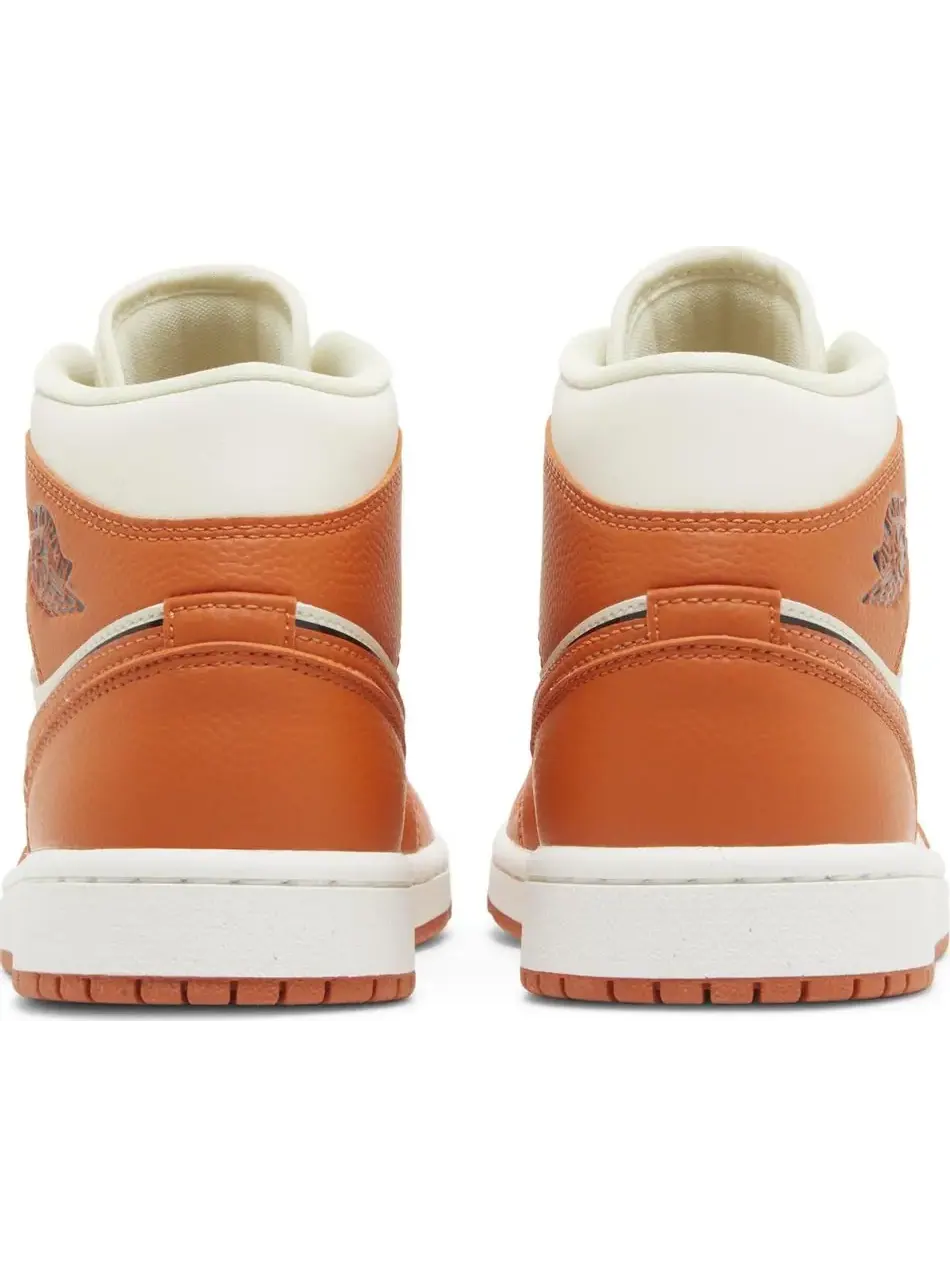 Кроссовки Wmns Air Jordan 1 Mid SE Sport Spice — изображение 4 из 5, оранжевый/светло-бежевый