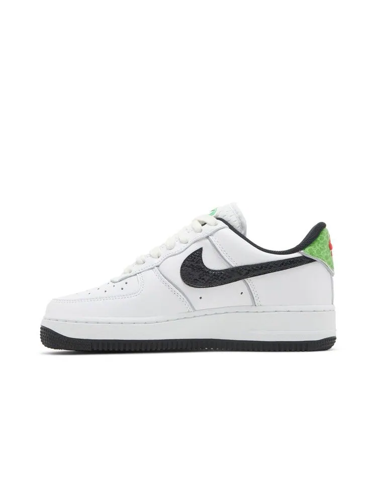 Кроссовки Nike Wmns Air Force 1 '07 LX 'Just Do It - Snakeskin' — изображение 4 из 9, белый/черный/белый