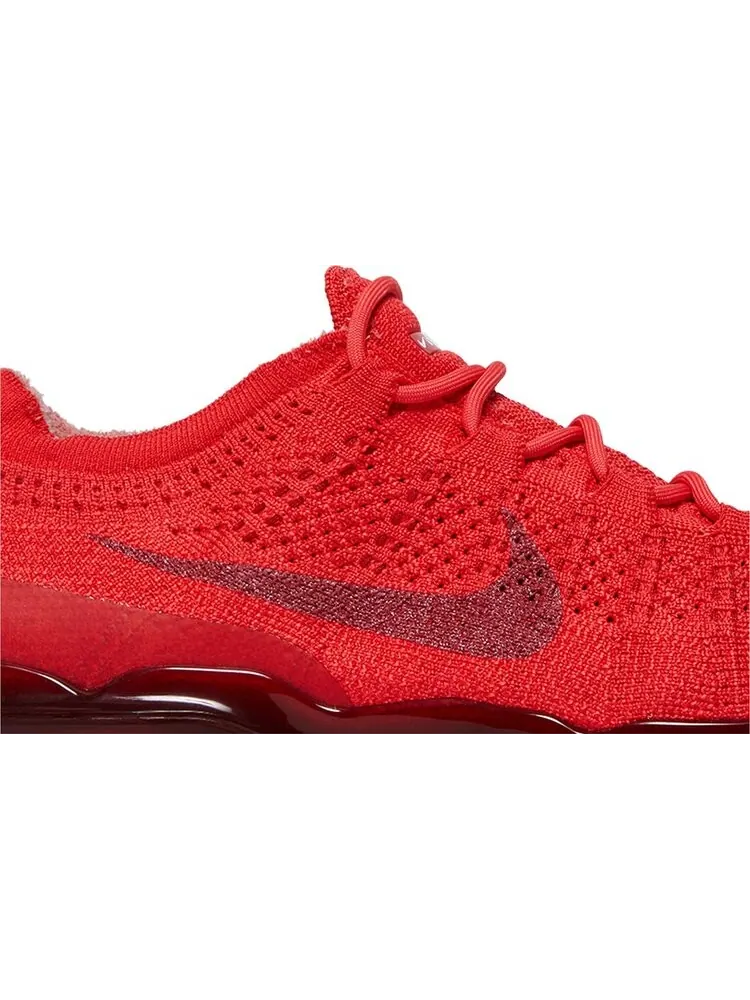 Кроссовки Air VaporMax 2023 Flyknit 'Triple Red' — изображение 2 из 4, красный