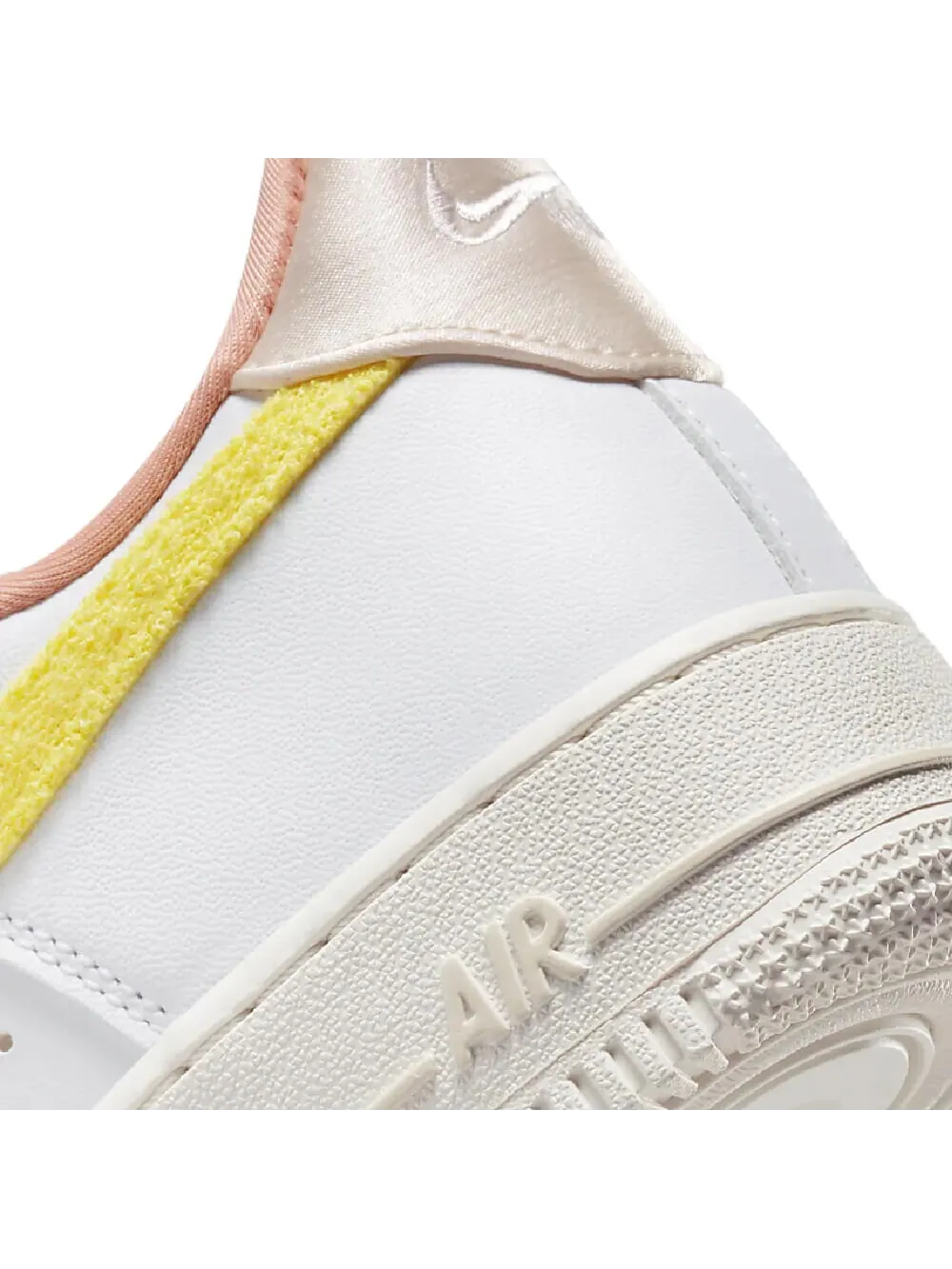 Кроссовки Nike Air Force 1 07 LX — изображение 8 из 9, белый/розовый/желтый