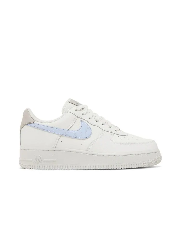 Кроссовки Nike Wmns Air Force 1 '07 'Reflective Mini Swoosh' — изображение 2 из 9