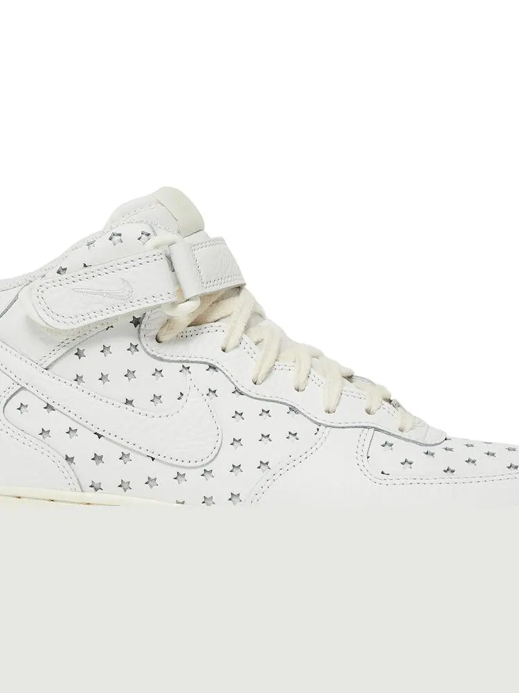 Женские кроссовки Nike Air Force 1 Mid 'Cut Out Stars' — изображение 2 из 8, белый