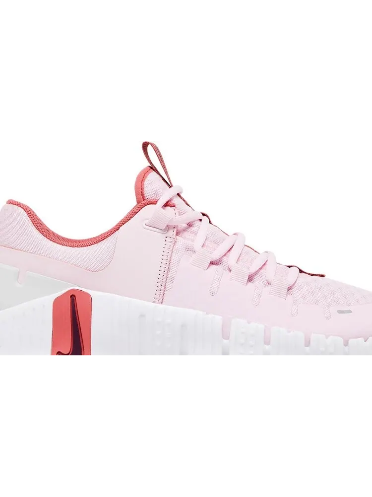 Кроссовки Wmns Free Metcon 5 Premium 'Pink Foam Adobe' — изображение 2 из 4, розовый