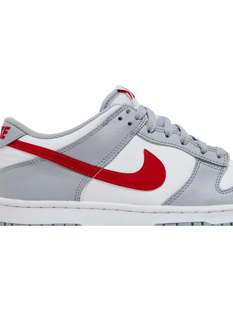 Кроссовки Nike Dunk Low GS 'Grey Red' — изображение 2 из 8, белый