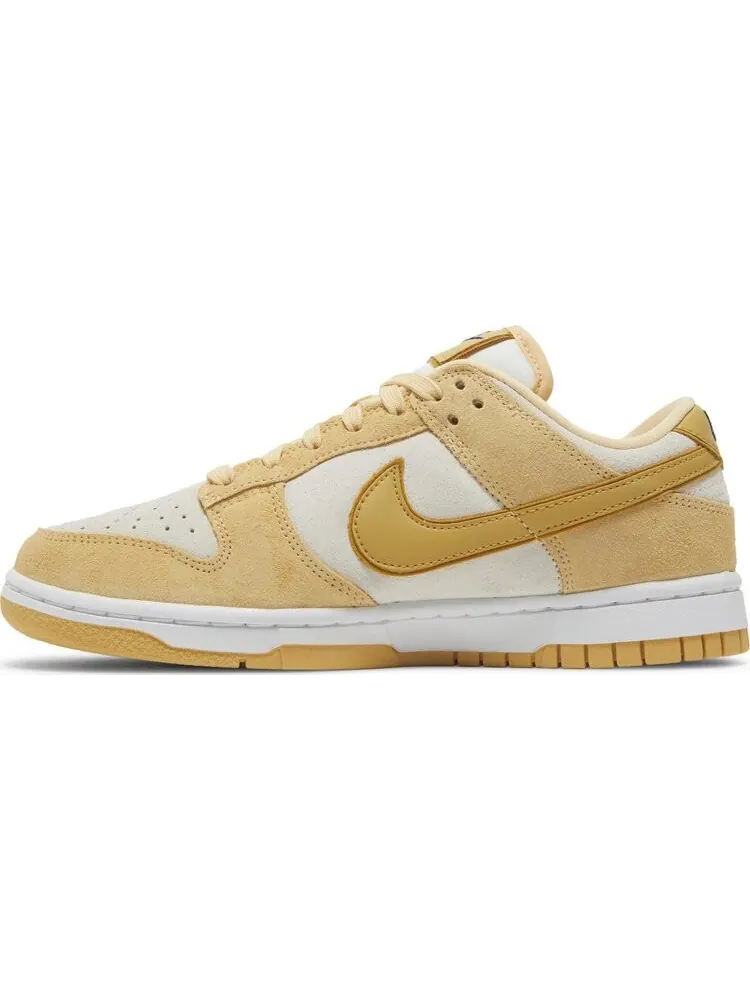 Кроссовки Wmns Dunk Low LX 'Gold Suede' — изображение 3 из 4, загар