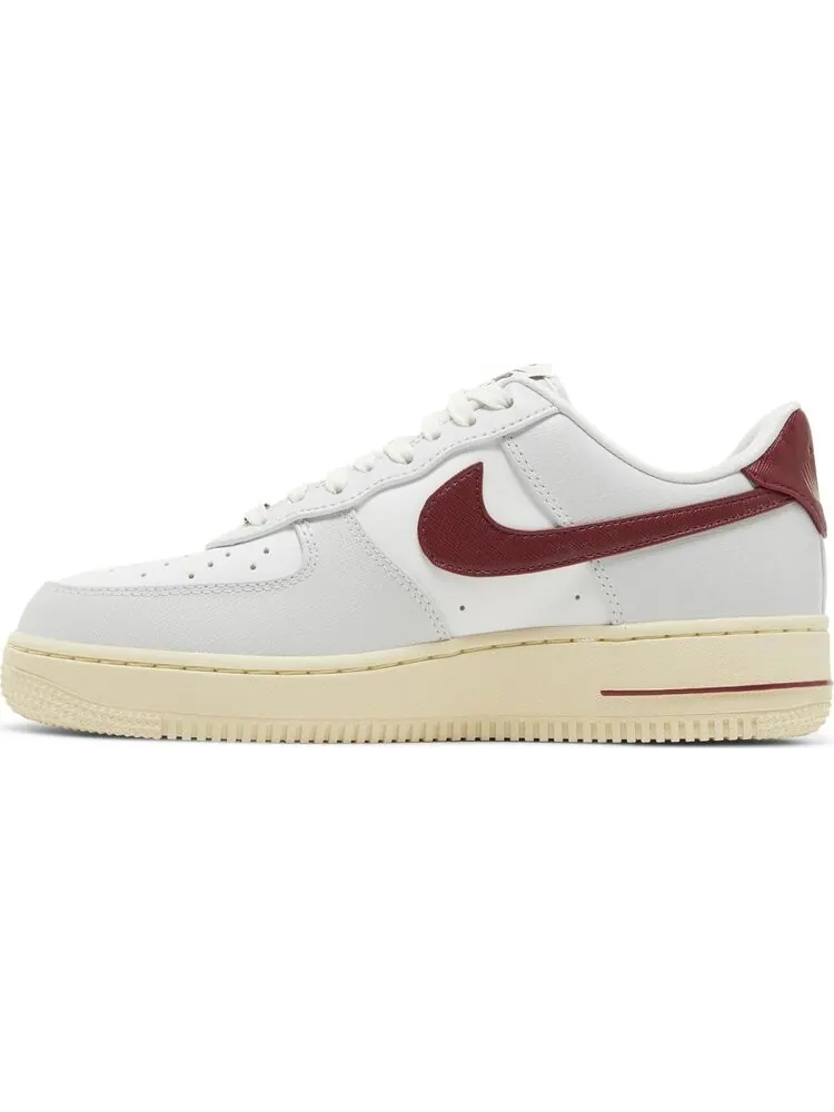Кроссовки Wmns Air Force 1 '07 SE 'Sisterhood - Team Red' — изображение 3 из 4, белый