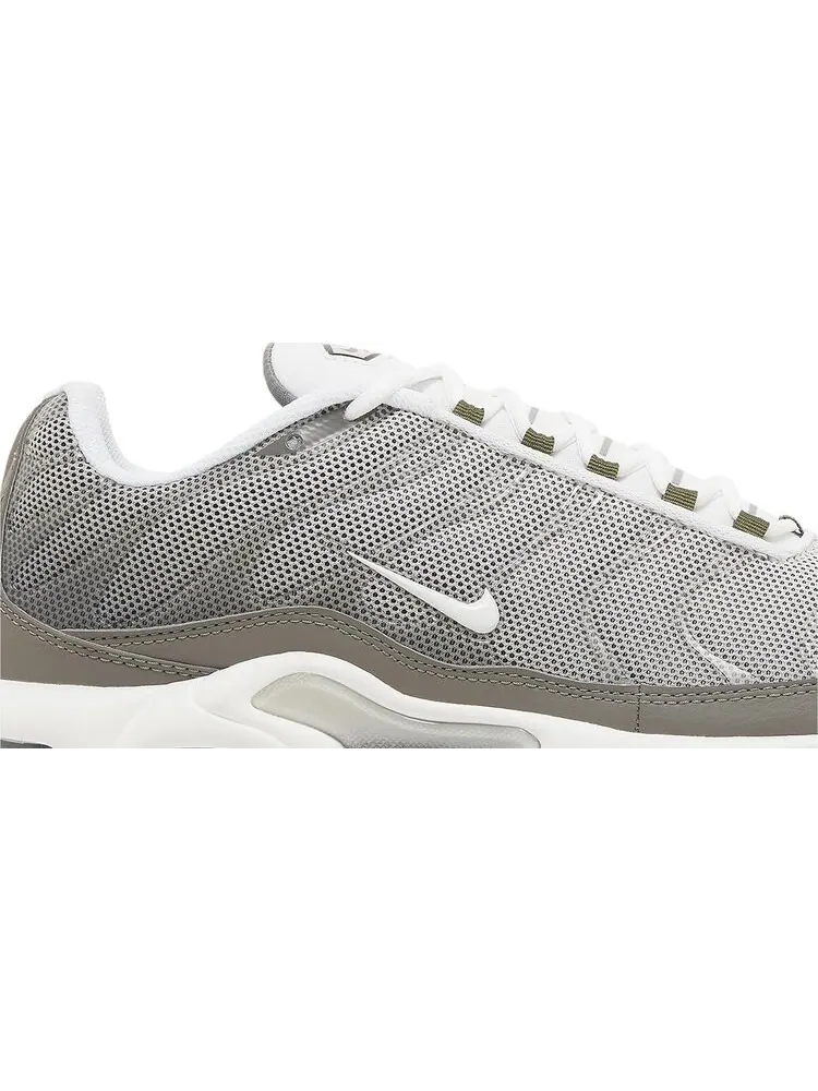 Кроссовки Air Max Plus SE 'Flat Pewter' — изображение 2 из 4, серый