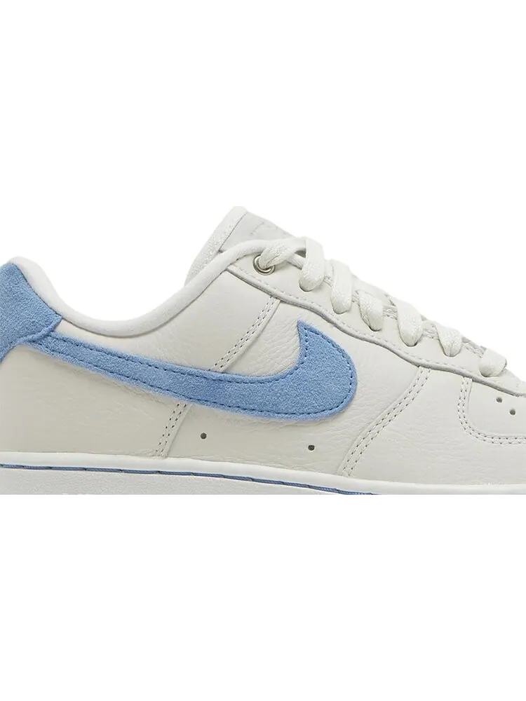 Кроссовки Nike Wmns Air Force 1 LXX 'White University Blue' — изображение 2 из 8, белый