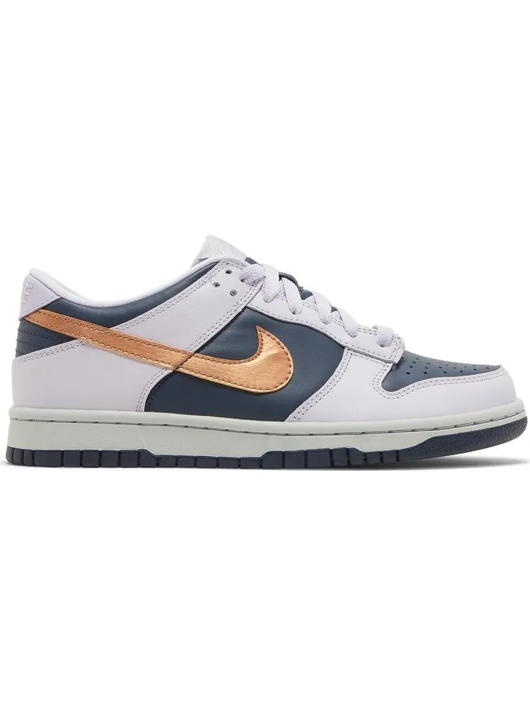 Кроссовки Nike Dunk Low SE GS 'Copper Swoosh' — изображение 1 из 8, фиолетовый