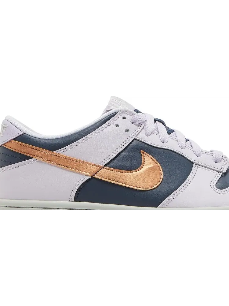 Кроссовки Nike Dunk Low SE GS 'Copper Swoosh' — изображение 2 из 8, фиолетовый