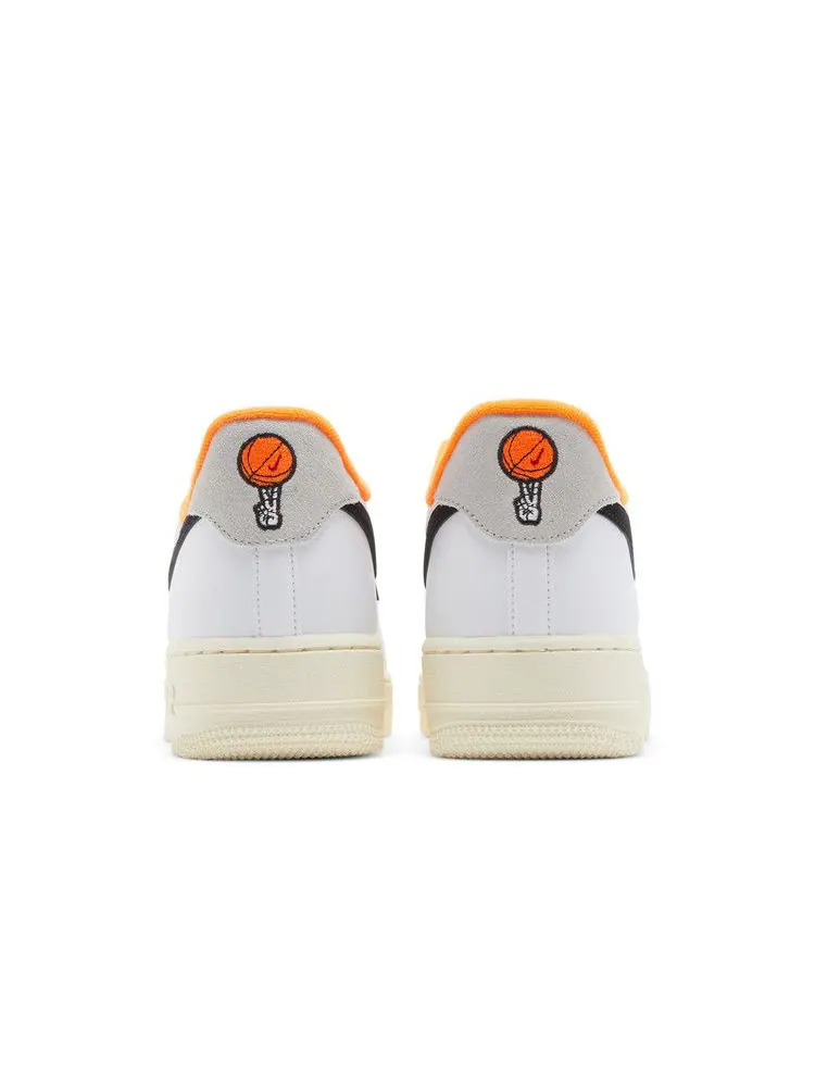 Кроссовки Nike Air Force 1 '07 LV8 'Hoops Pack - White Total Orange' — изображение 7 из 9, белый//оранжевый/черный