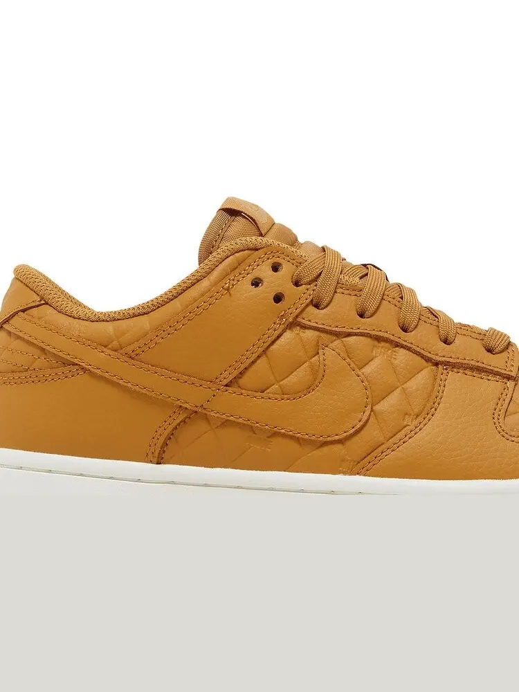 Кроссовки Nike Wmns Dunk Low 'Quilted Wheat' — изображение 2 из 8, загар