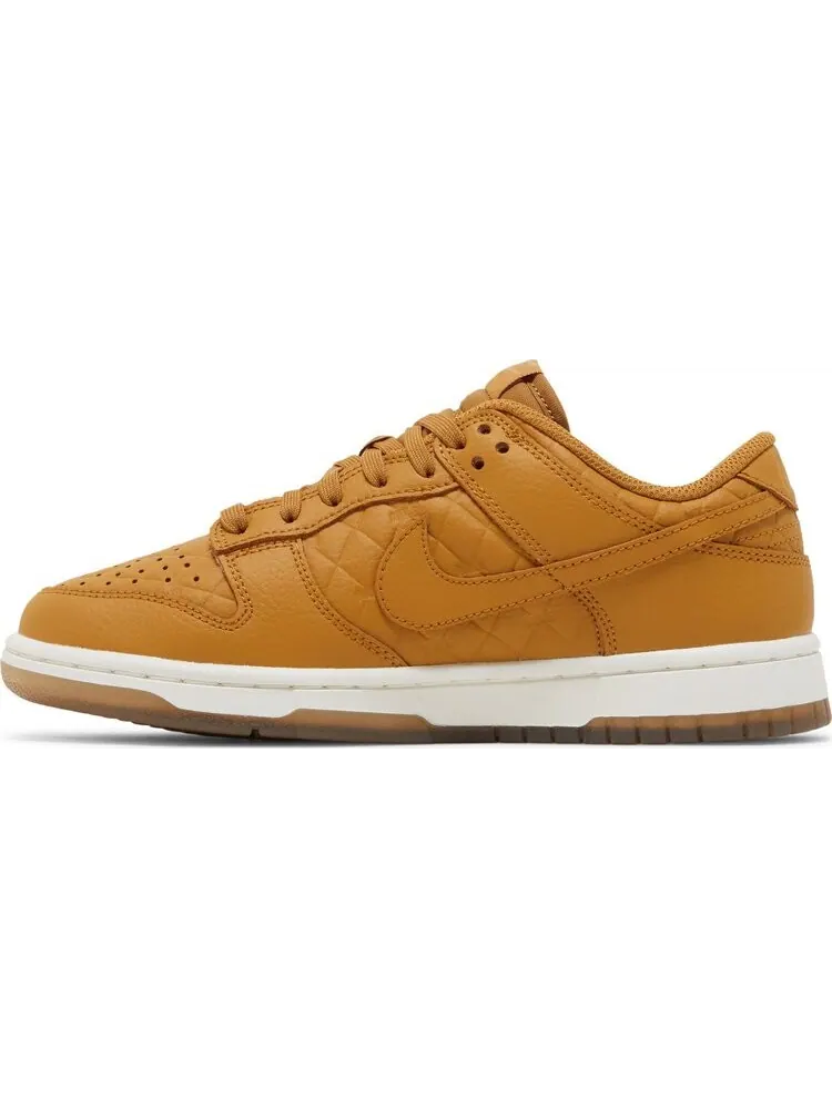Кроссовки Nike Wmns Dunk Low 'Quilted Wheat' — изображение 3 из 8, загар