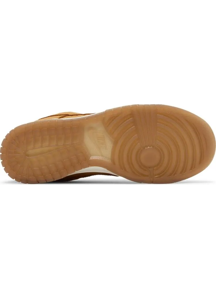 Кроссовки Nike Wmns Dunk Low 'Quilted Wheat' — изображение 4 из 8, загар