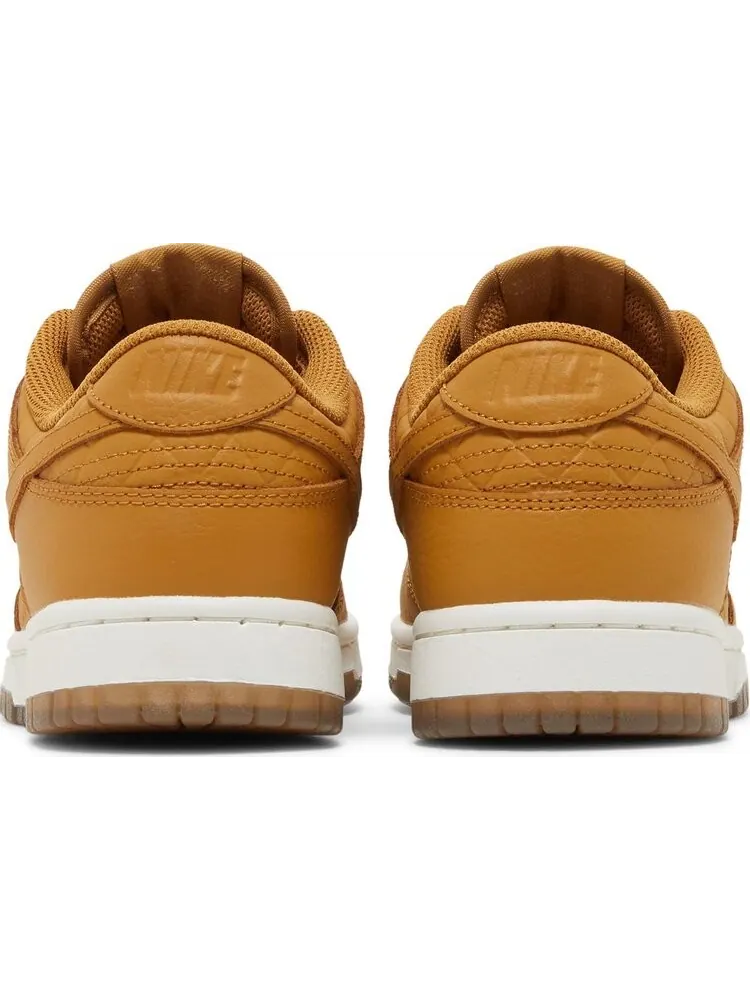 Кроссовки Nike Wmns Dunk Low 'Quilted Wheat' — изображение 6 из 8, загар
