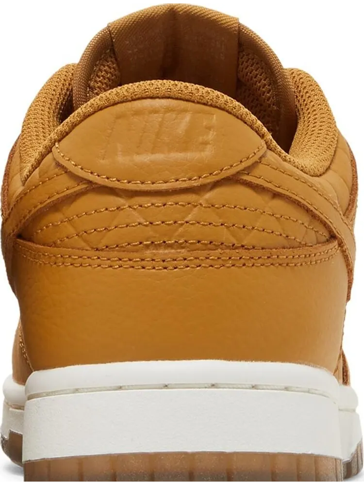 Кроссовки Nike Wmns Dunk Low 'Quilted Wheat' — изображение 7 из 8, загар