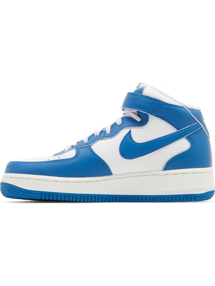 Кроссовки Nike Wmns Air Force 1 '07 Mid 'Military Blue Doll' — изображение 3 из 8, белый