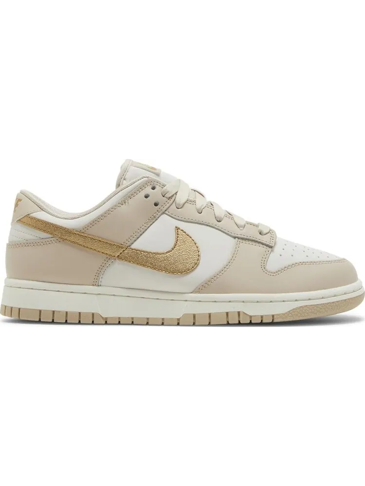 Кроссовки Wmns Dunk Low 'Gold Swoosh' — изображение 1 из 4, белый