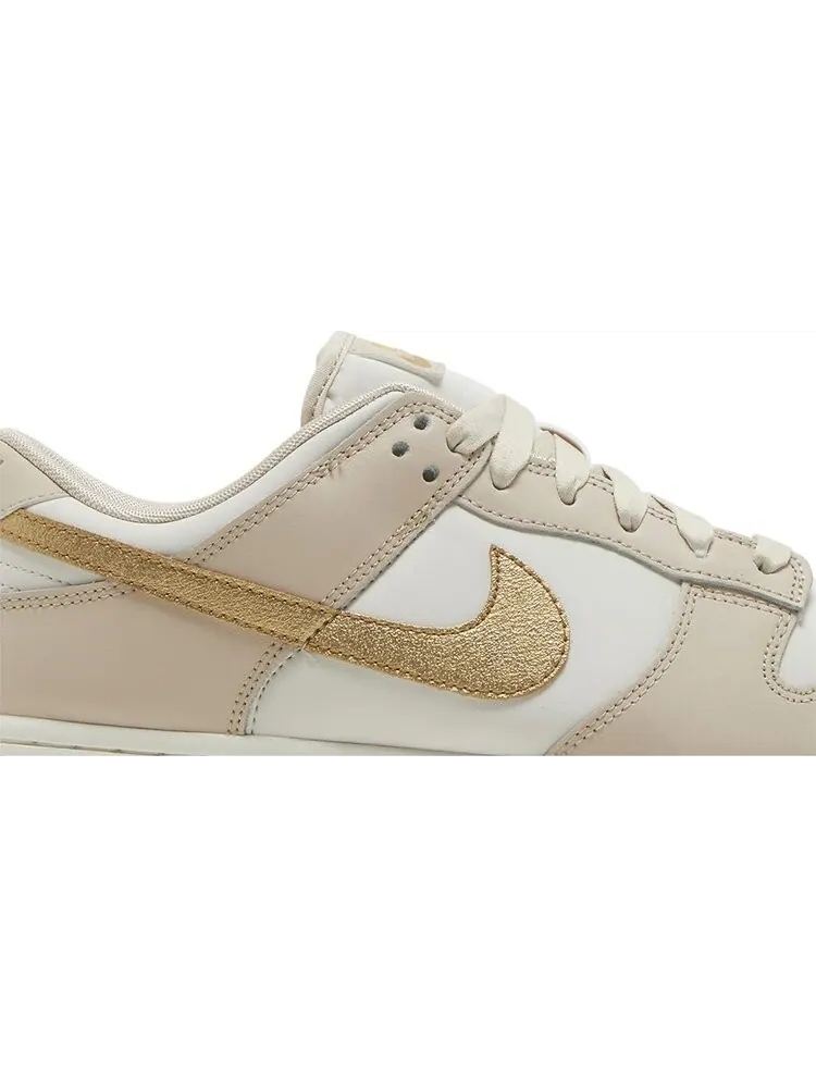 Кроссовки Wmns Dunk Low 'Gold Swoosh' — изображение 2 из 4, белый
