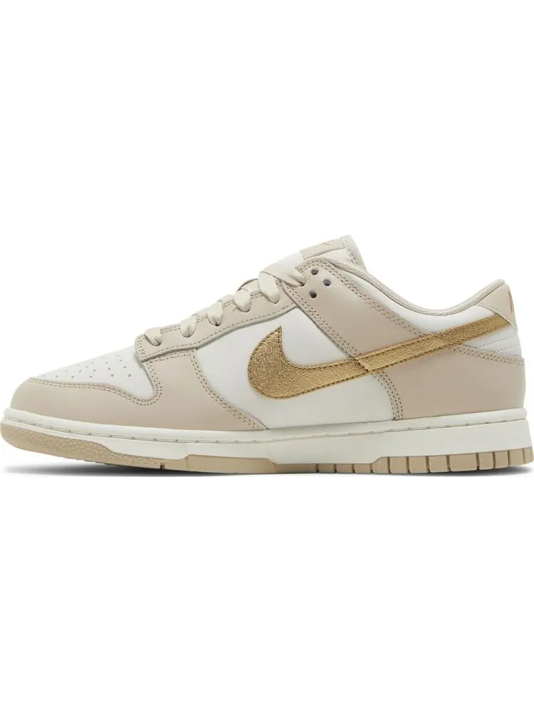 Кроссовки Wmns Dunk Low 'Gold Swoosh' — изображение 3 из 4, белый