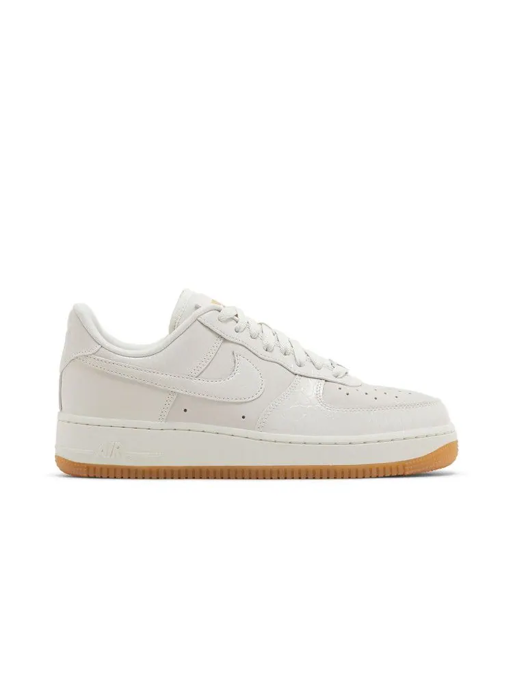Кроссовки Nike Wmns Air Force 1 '07 LX 'Phantom Croc' — изображение 2 из 9, светлый коричневый