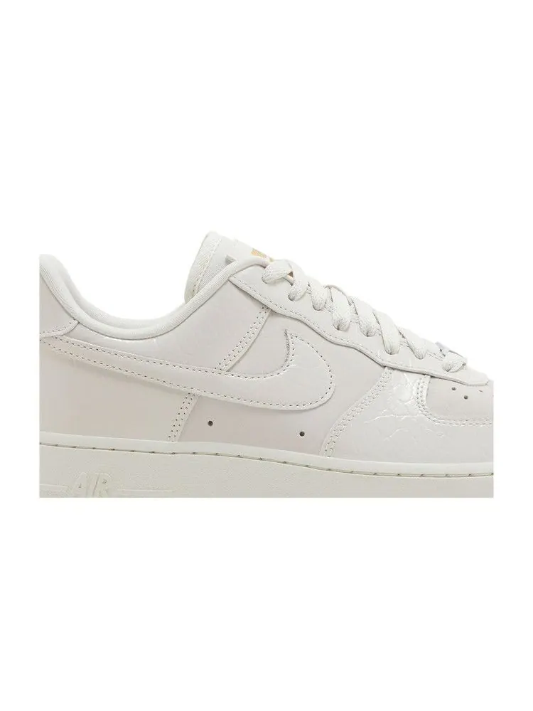 Кроссовки Nike Wmns Air Force 1 '07 LX 'Phantom Croc' — изображение 3 из 9, светлый коричневый