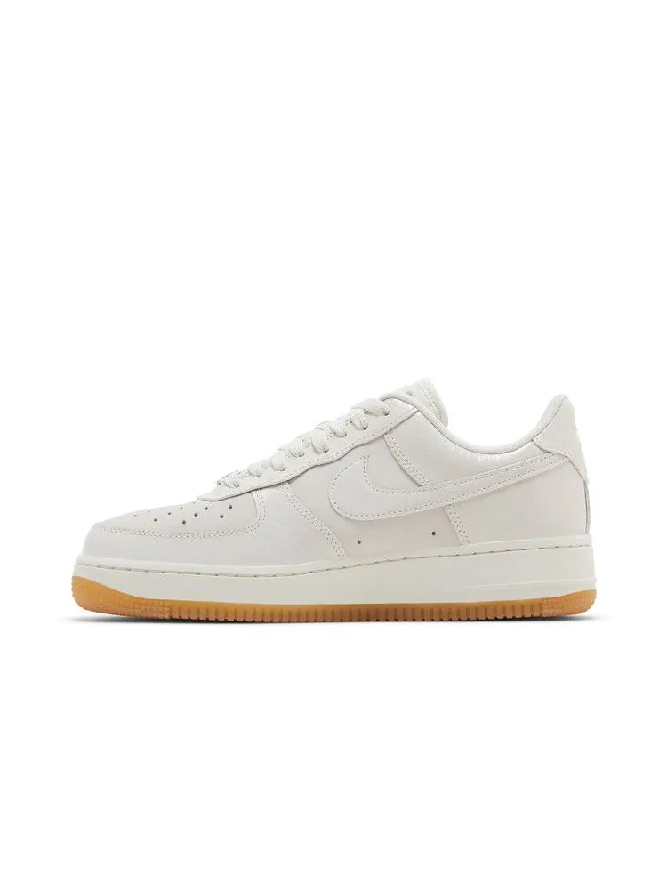 Кроссовки Nike Wmns Air Force 1 '07 LX 'Phantom Croc' — изображение 4 из 9, светлый коричневый