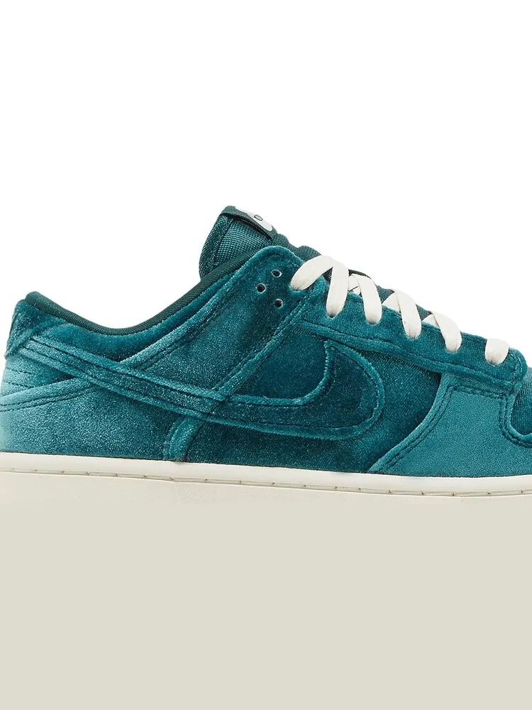 Кроссовки Nike Wmns Dunk Low 'Green Velvet' — изображение 2 из 8, бирюзовый