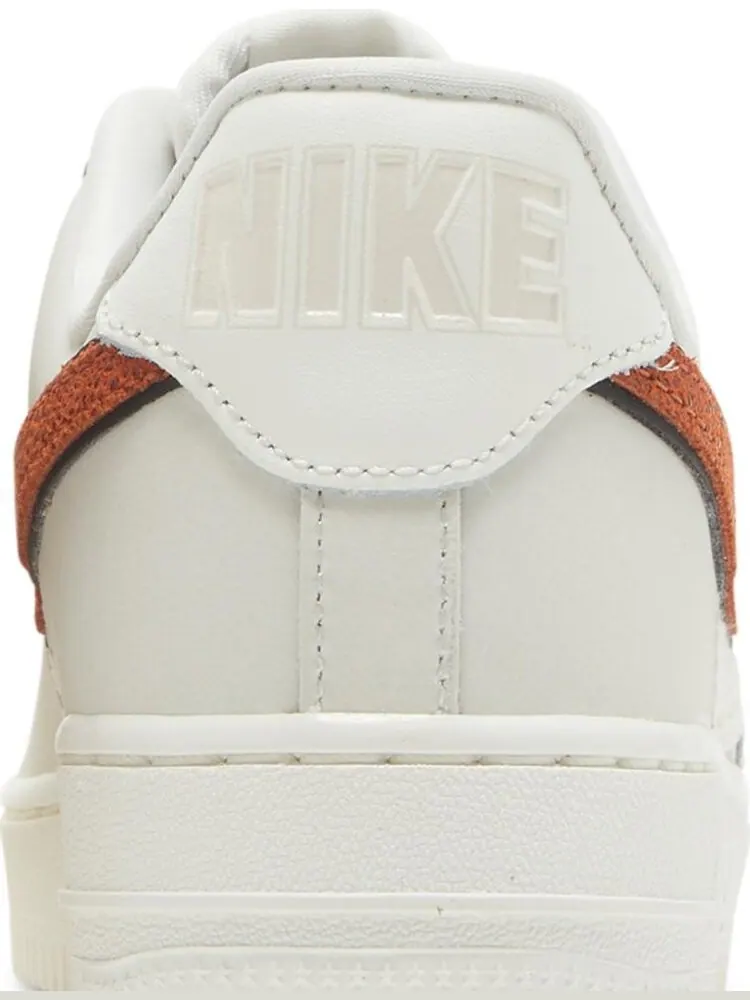 Кроссовки Nike Wmns Air Force 1 'Basketball Leather' — изображение 7 из 8, белый