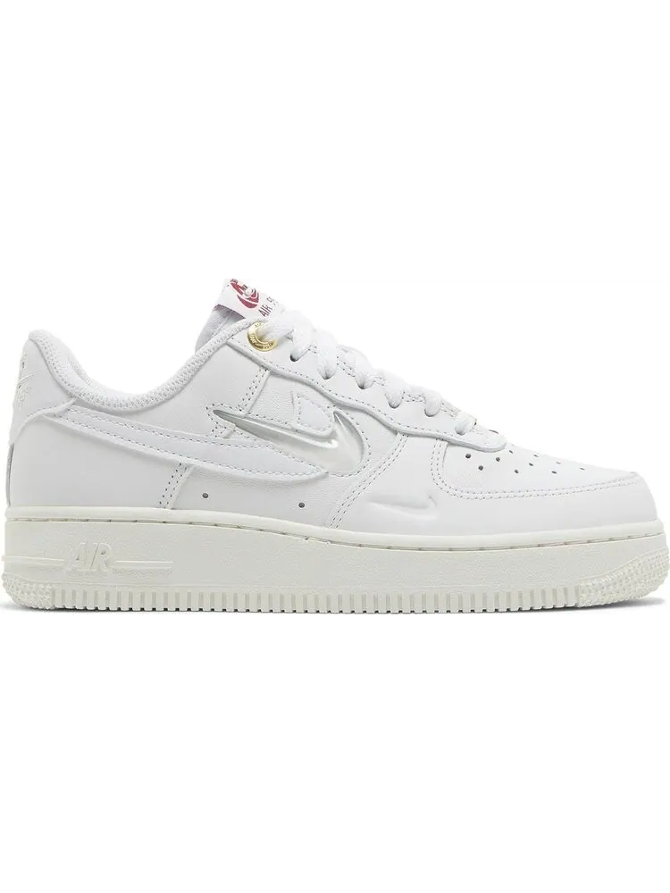 Кроссовки Nike Wmns Air Force 1 '07 Premium 'History of Logos' — изображение 1 из 8, белый