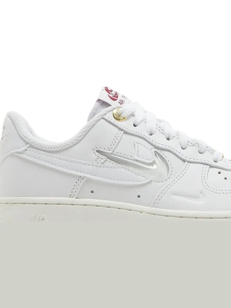 Кроссовки Nike Wmns Air Force 1 '07 Premium 'History of Logos' — изображение 2 из 8, белый