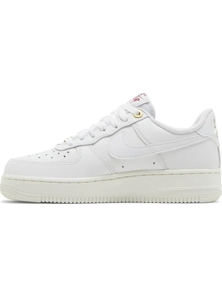 Кроссовки Nike Wmns Air Force 1 '07 Premium 'History of Logos' — изображение 3 из 8, белый