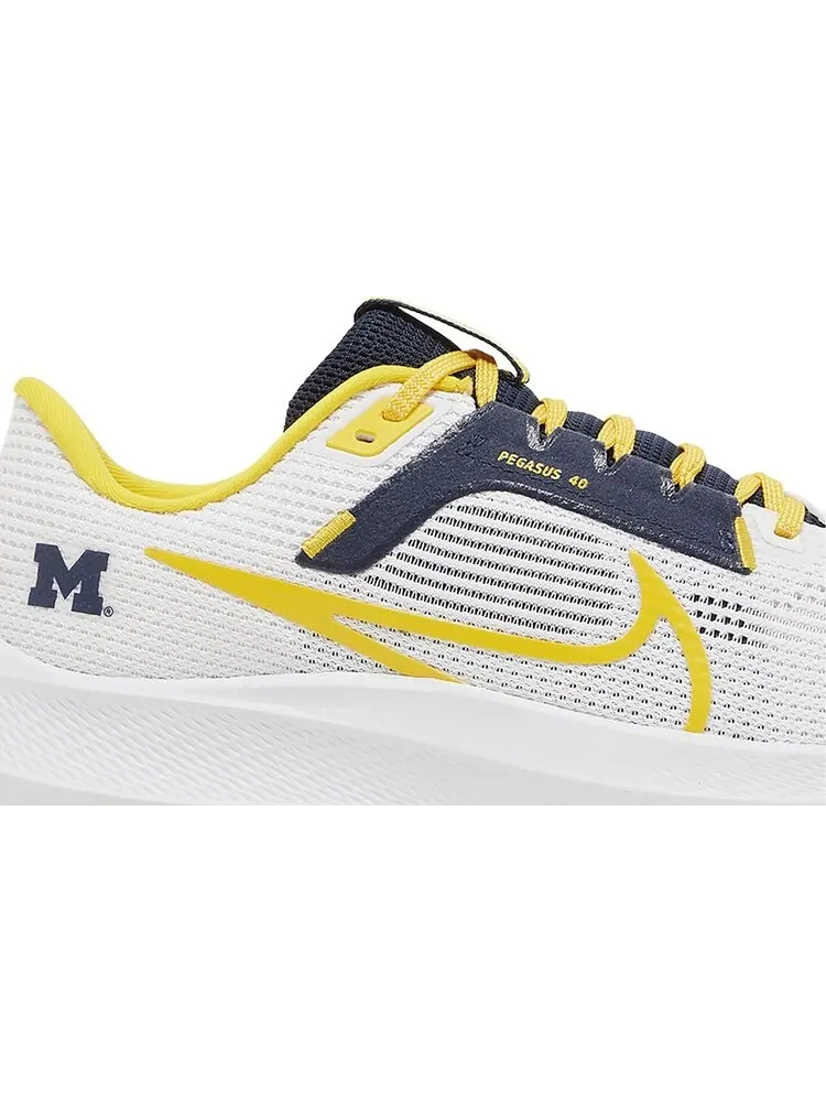 Кроссовки Air Zoom Pegasus 40 'Michigan' — изображение 2 из 4, белый