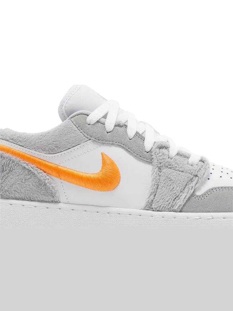 Кроссовки Air Jordan 1 Low GS 'Rabbit' — изображение 2 из 4, серый