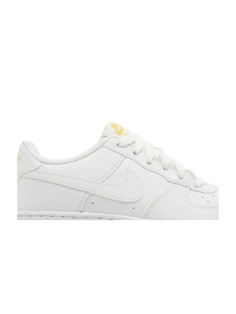 Кроссовки Nike Air Force 1 Impact Next Nature GS 'White University Gold' — изображение 3 из 9, белый/золотистый/белый