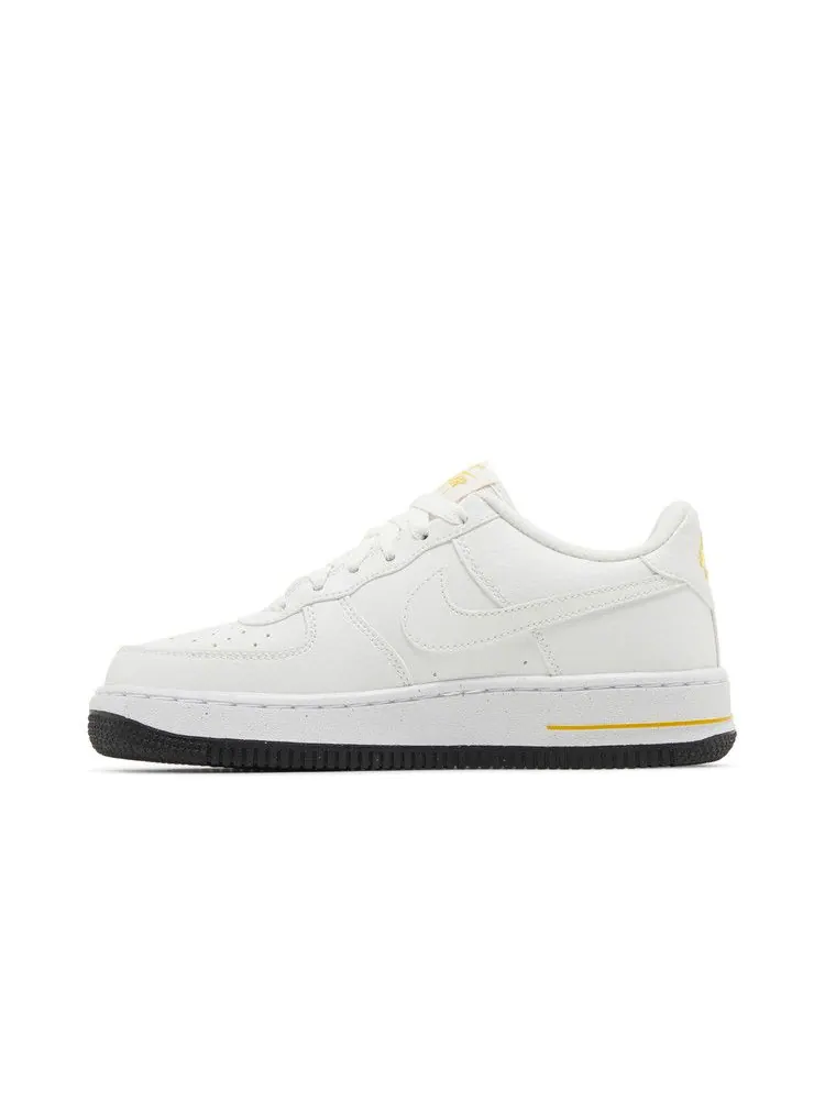 Кроссовки Nike Air Force 1 Impact Next Nature GS 'White University Gold' — изображение 4 из 9, белый/золотистый/белый