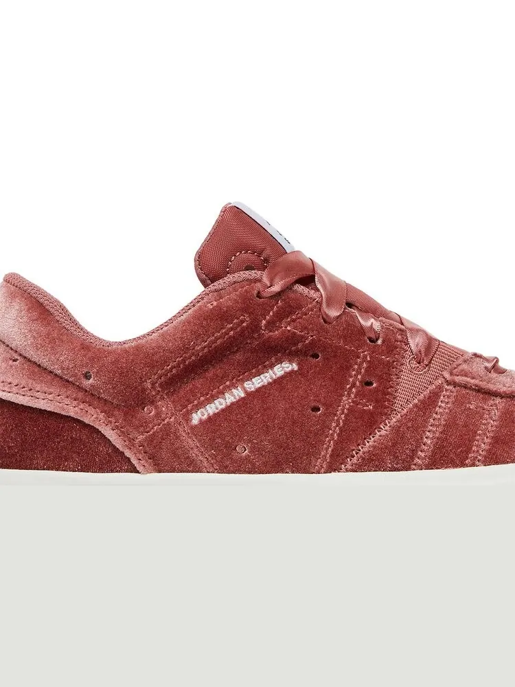 Кроссовки Wmns Jordan Series.05 SE Low Rose Velvet — изображение 2 из 8, розовый