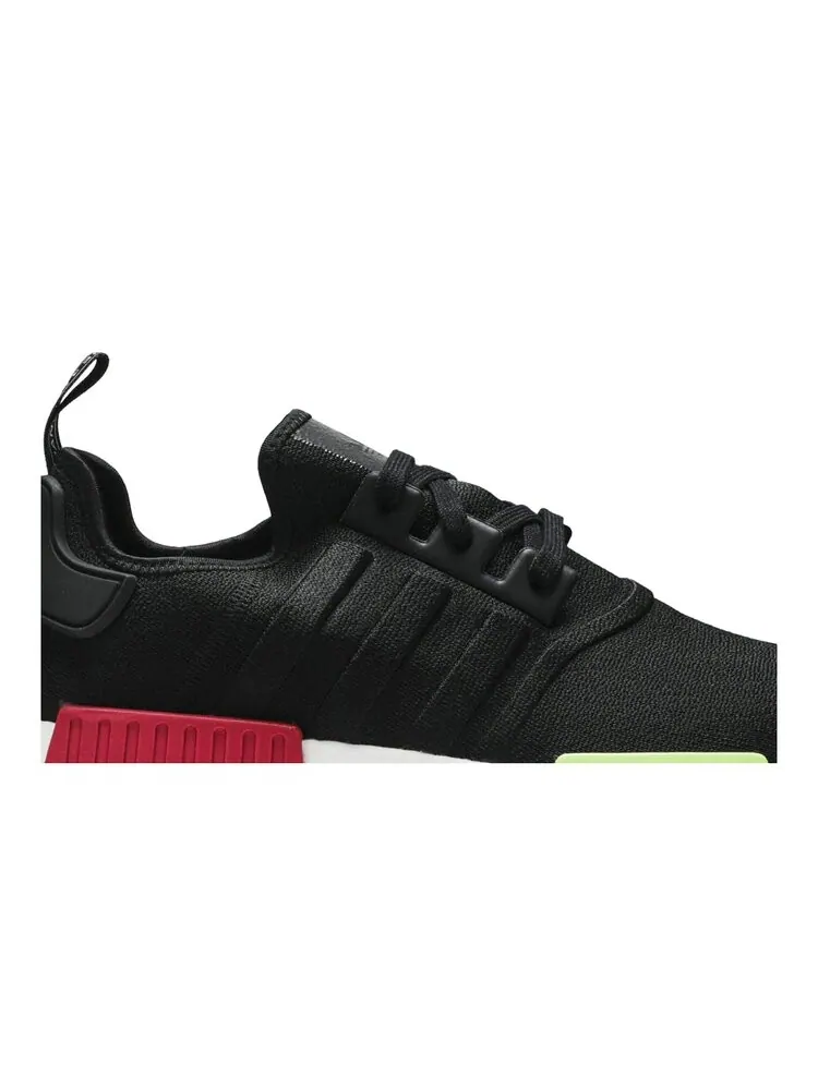 Кроссовки Adidas NMD_R1 'Black Pink Solar' — изображение 2 из 4, черный